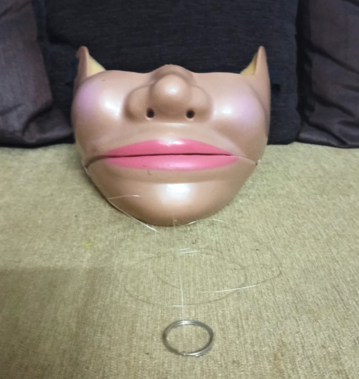 Máscara de ventriloquía de hilo